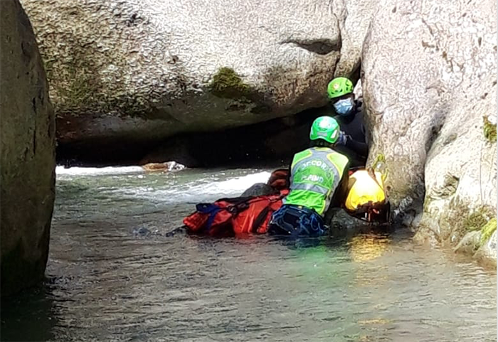 Scivola in acqua ed è travolto per cento metri dalla corrente, poi riesce ad aggrapparsi a un ramo