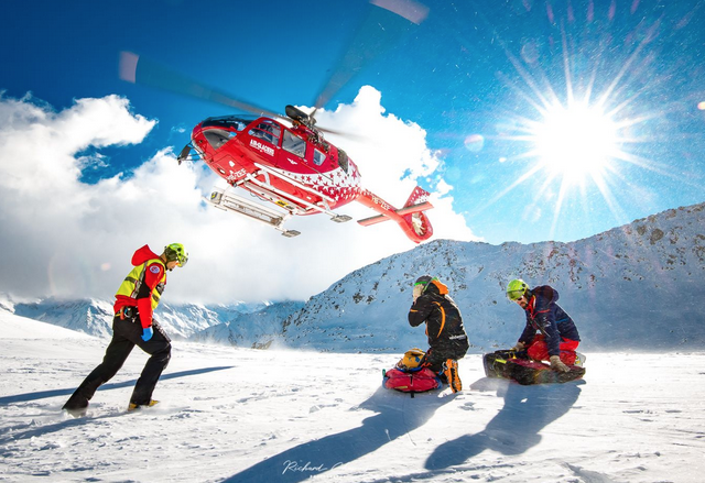 elicottero svcizzero rega soccorso atterraggio sole neve