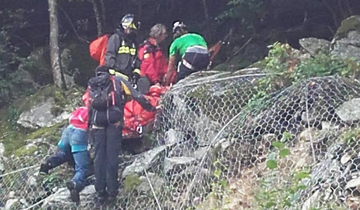 Cercatore di funghi di Rho recuperato dal Soccorso Alpino, era scivolato in un ripido canalone