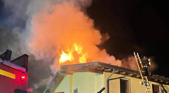 Incendio a Macugnaga, le fiamme avvolgono il tetto di una abitazione