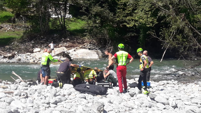 Cade nel fiume alle Marmitte dei Giganti di Premia: recuperata dai soccorritori, è in codice rosso