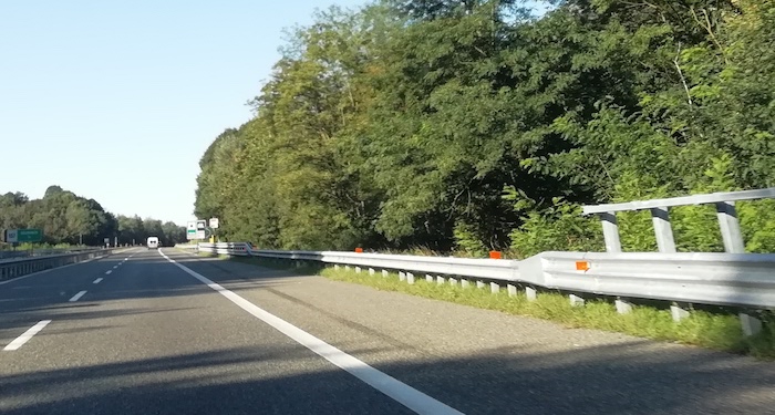 Donna in cammino sul ciglio dell'autostrada, forze dell'ordine avvisate