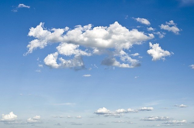 cielo sereno nuvolette