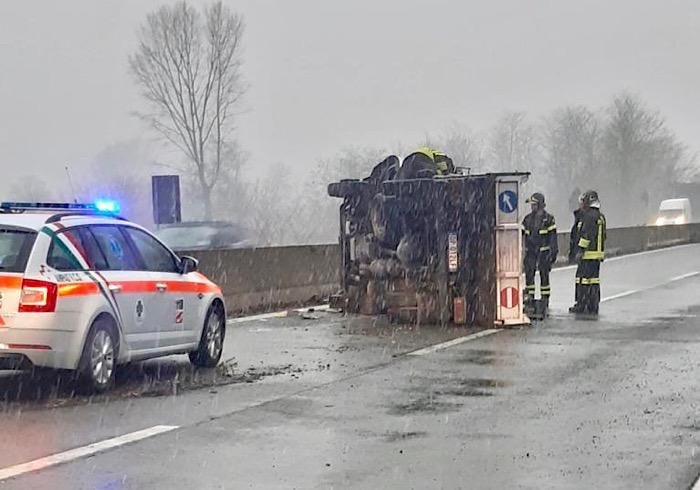 Mezzo ribaltato in superstrada, traffico verso la normalità