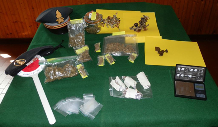Iselle: denunciato 29enne francese per traffico internazionale di droga. In auto funghi allucinogeni, marjuana ed hashish