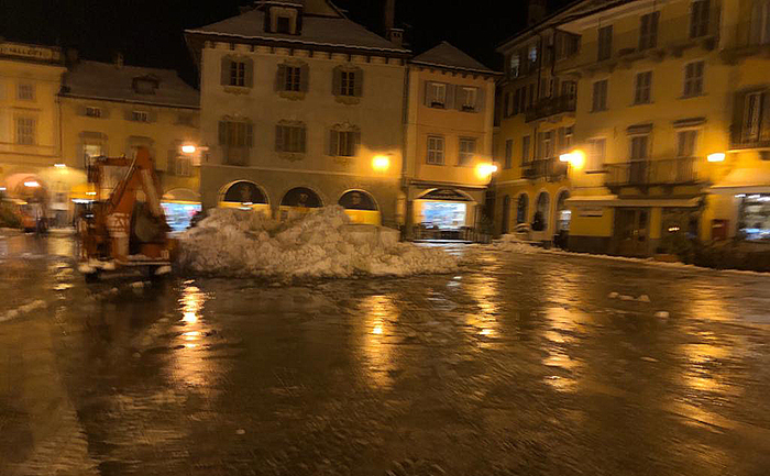 Sgomberato dalla neve il centro città per permettere il mercato del sabato