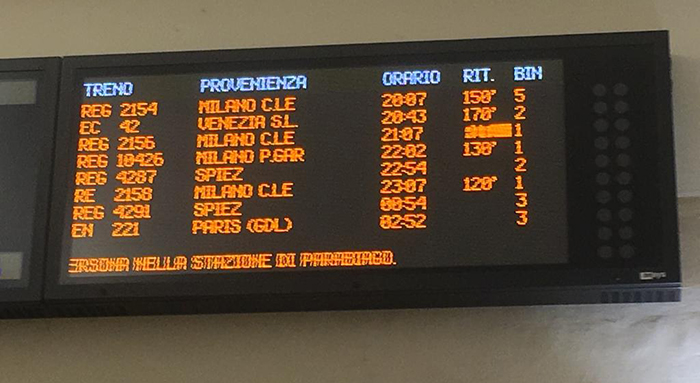 Trecento passeggeri bloccati alla stazione di Varzo da ore per la rottura di un treno. Da Milano partiti 7 bus per recuperarli