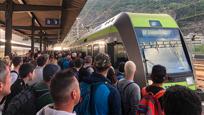Circa 200 frontalieri bloccati su di un treno guasto nella galleria nel Sempione. Soccorsi in azione