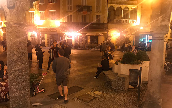 Scoppio in piazza Mercato: il danno all’orecchio è serio, forse permanente. Denuncia e querela
