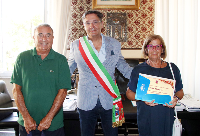  L'avvocato Marco Garzulino riceve ad Alassio l"Attestato di Fedeltà turistica". In vacanza nella città del "Muretto" per 67 anni consecutivi