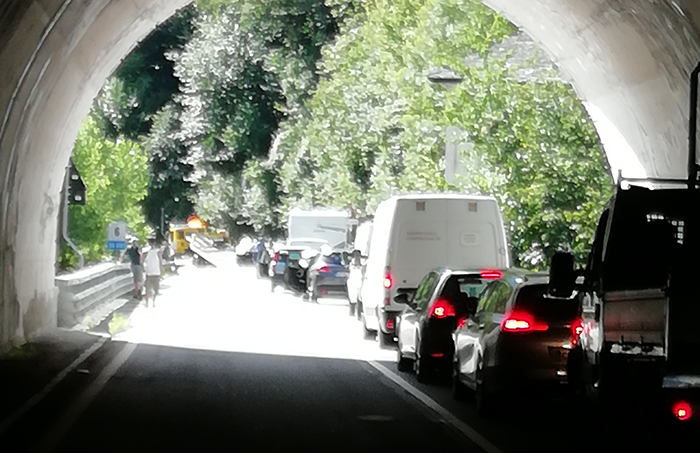 Auto ferma sulla carreggiata, traffico in tilt sulla Vigezzo