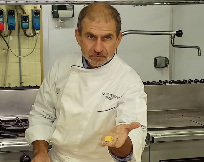 Lo chef ossolano Ivano Pollini insegna in streaming ai cinesi come fare gli agnolotti