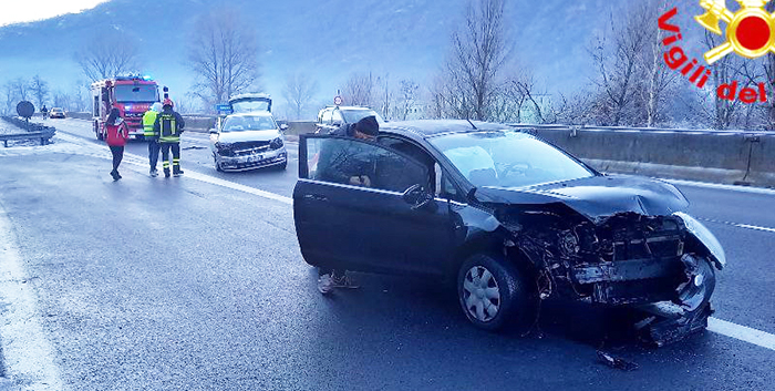 Schianto in superstrada tra due auto. Foto