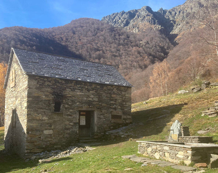 Pian di Boit, si completano i lavori al rifugio "condiviso" nel cuore della Val Grande 