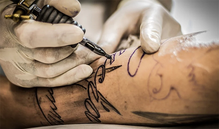 Tatuaggi solo in bianco e nero dal 4 gennaio? Ce ne parla Carlo Crapanzano
