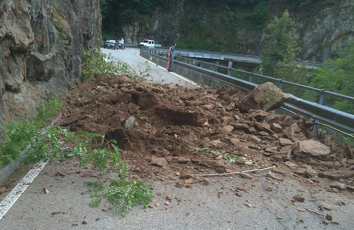 Piccolo smottamento in Centovalli, strada ripulita 