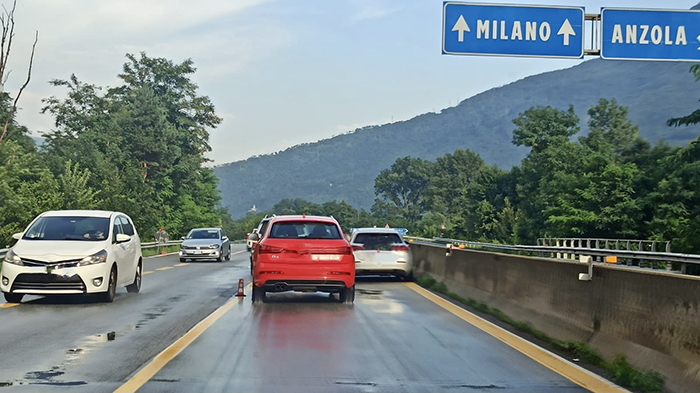 Auto in panne nel tratto ristretto per i cantieri della superstrada. Code