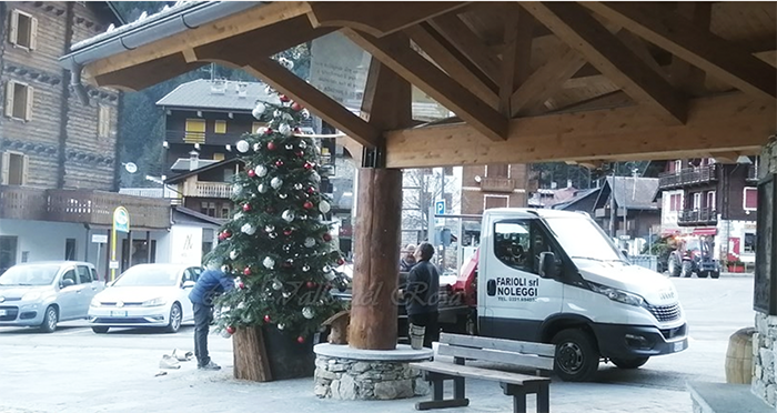 Macugnaga si prepara ai Mercatini ed al Natale, posizionati albero ed addobbi. Foto
