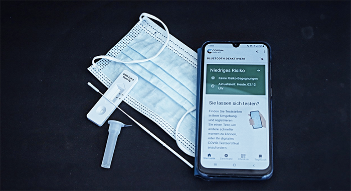 Medico ossolano con un gazebo in un posteggio per fare tamponi (a buon prezzo) per il green pass. Chiuso