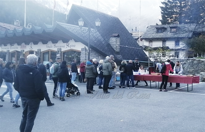  Castagnata a Macugnaga: vin-brulè e degustazione di dolci a base di farina di castagne. Foto