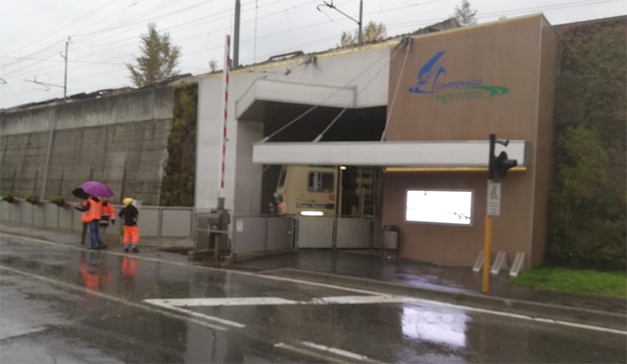 Camion trancia il cavo dell'elettricità della ferrovia Vigezzina