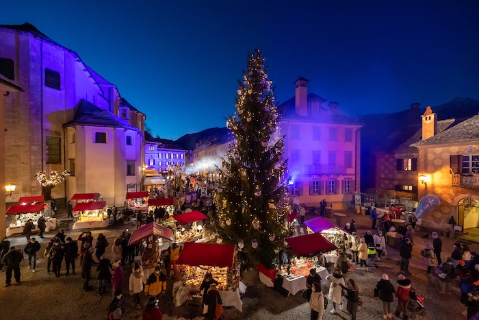 Santa Maria Maggiore: s'accende l'albero, parte la festa 