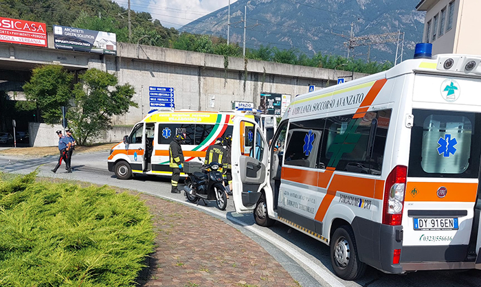 Motociclista cade per una macchia d'olio sull'asfalto. Portato al Dea