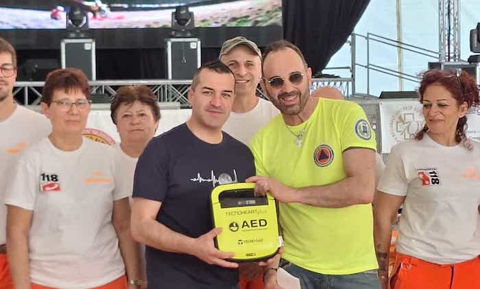 Dal "Cantante della Solidarietà" un defibrillatore in dono ai volontari di Ornavasso