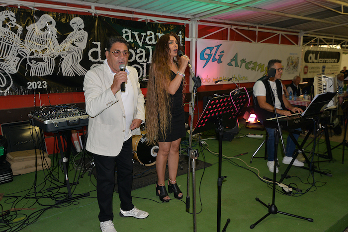 Avanzi di balera, serata revival al Trocadero. Una canzone per aiutare Macugnaga 