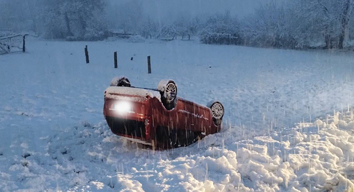 Auto esce di strada e si ribalta. Illesi gli occupanti