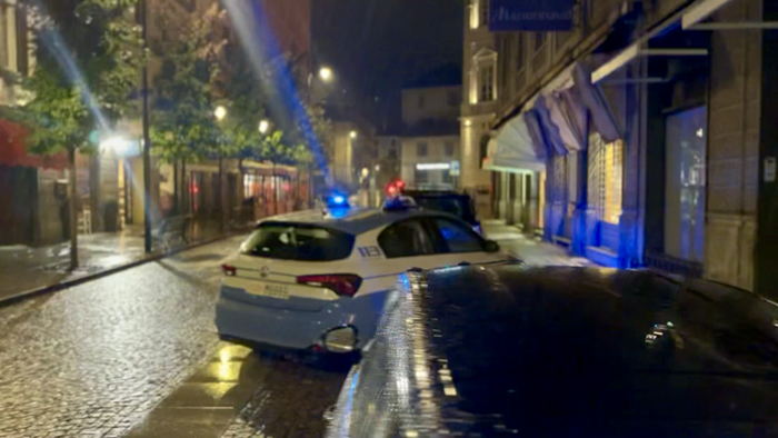 Collutazione tra due persone in centro a Domo finisce nell'atrio di un negozio