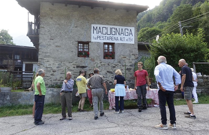 La scritta all'entrata di Pestarena riportata agli antichi splendori