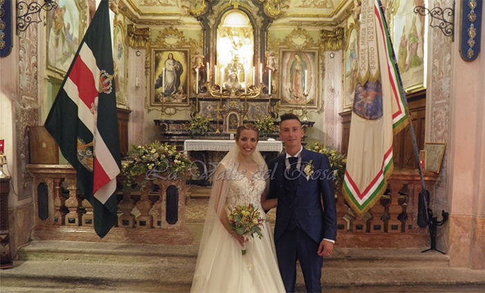 La sposa (di Siena) espone in chiesa la bandiera della propria contrada. Lo sposo risponde con quella della Milizia di Bannio. Foto