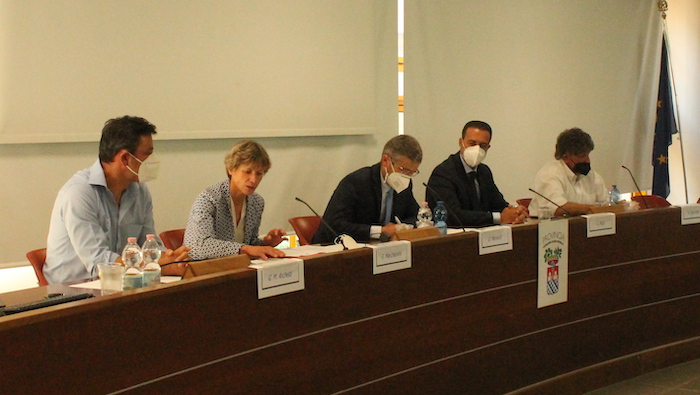 L'annuncio della Regione ai sindaci: si mantengono i due ospedali 