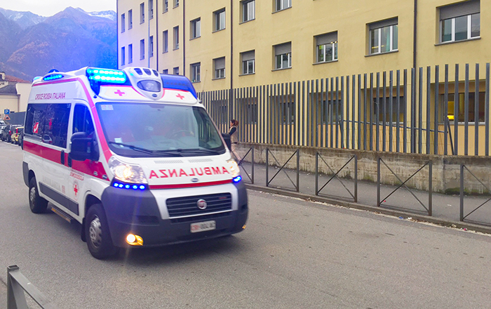 Incidente alla rotonda tra Villa e Domo, due all'ospedale