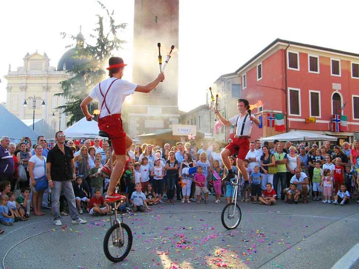Sabato 23 a Villette c'è "Castelli in aria", il festival degli artisti di strada
