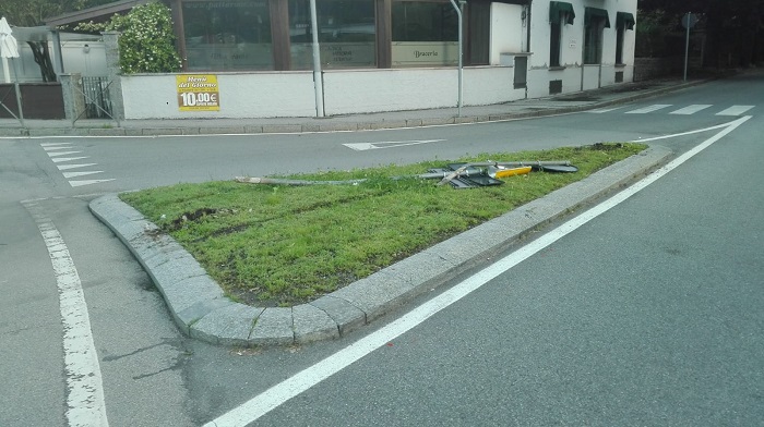 Vandali o incidente? Divelti i cartelli alla rotonda all'ingresso di Domodossola
