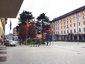 corta piazza stazione bandiere monumento