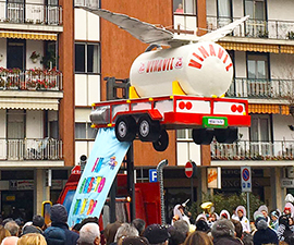 Il carro della Noga, con l'aubotte di Vinavil volante, vince il Carnevale di Villa. Fotogallery