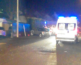 Auto sbatte violentemente contro una recinzione, il motore si stacca e rotola per 20 metri. Fotogallery