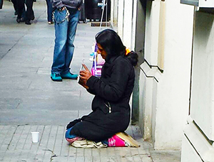 corto questua mendicante ginocchio