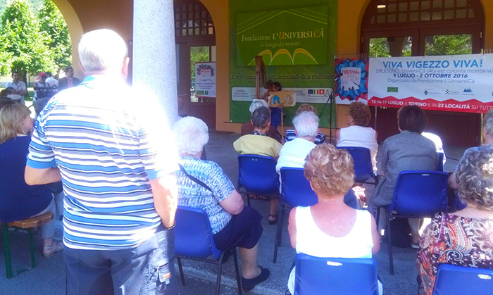 Inaugurato all’UniversiCà di Druogno l'originale cartellone "Viva Vigezzo Viva"