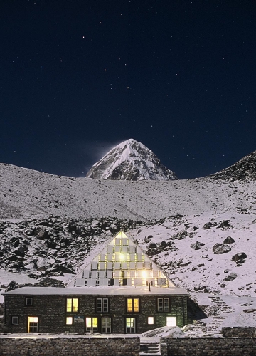 Piramide Esterno Notte1