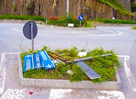 A Trontano una viabilità orizzontale “particolare”...Cartelli in terra da 20 giorni
