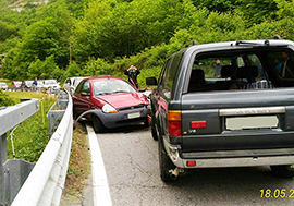 Incidente a Crodo: invade la corsia con il suo fuoristrada e centra un utilitaria 