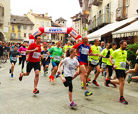 Domo invasa dai corridori della Run for Parkinson. Foto