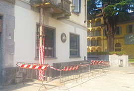 b balcone caduto sasso