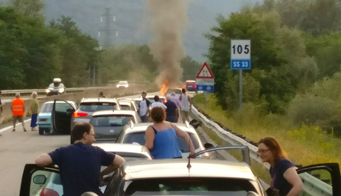 Auto in fiamme sulla superstrada dell'Ossola, traffico bloccato