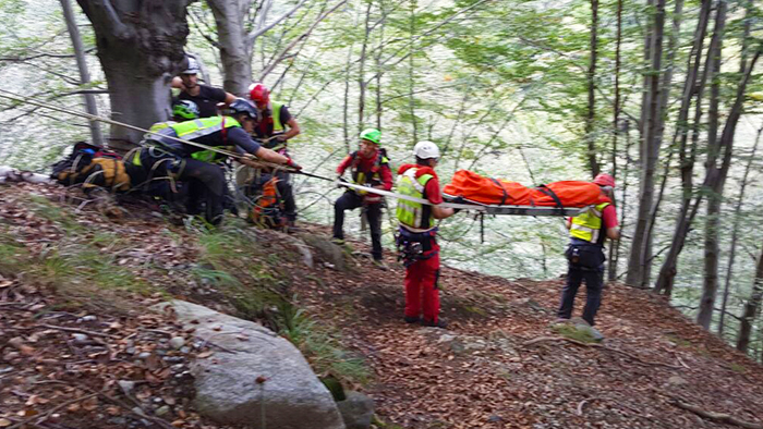 Si sente male all'alpeggio, 17enne trasportata in barella nel bosco sino all'ambulanza