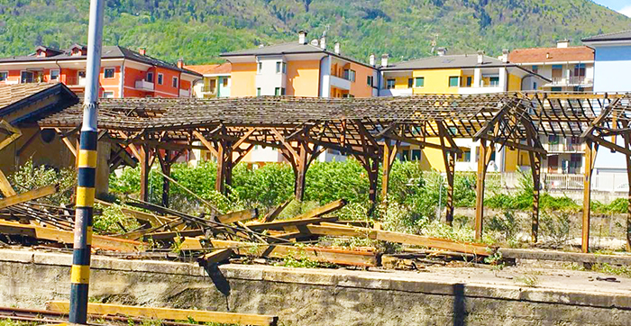 Domo: crolla parte del tetto degli ex magazzini delle ferrovie per il forte vento